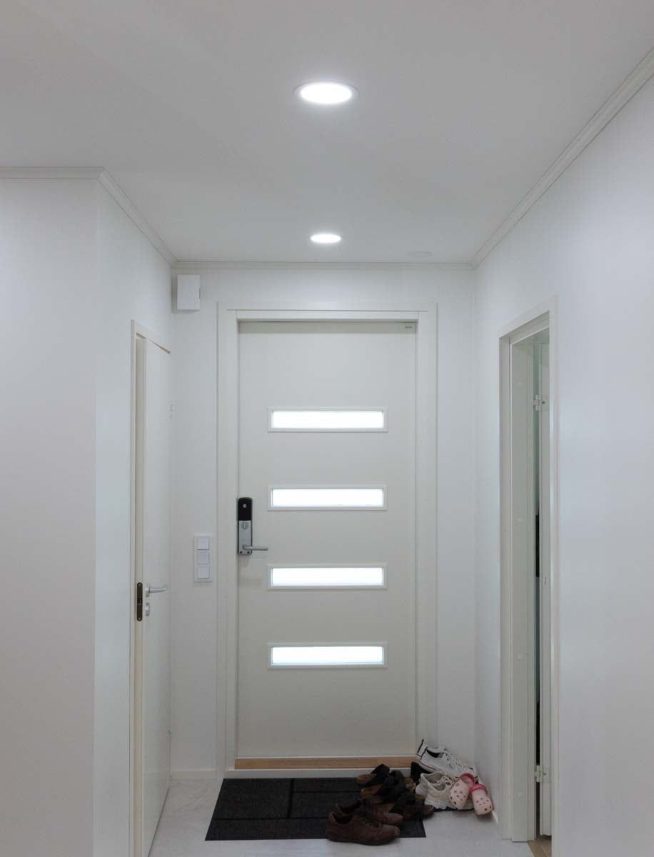 Ingresso illuminato da Plafondi 160t. Gli interruttori di controllo sono facilmente accessibili accanto all'ingresso se è necessario un intervento manuale. LedStore.fi